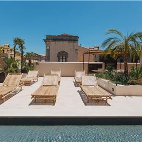 3 bedroom villa with heated pool in Noto, sleeps 6
